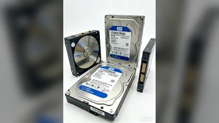ST4000DM004 HDD SATA 6 Gb/s da 4 TB, 3,5", 5.400 giri/min, cache da 256 MB, server desktop e domestico disco rigido interno