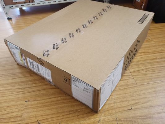 Switch Cisco Catalyst C9500-16X-E a 16 porte 10G con licenza NW Essentials