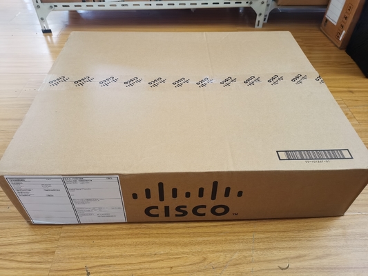 Switch Cisco Catalyst C9500-16X-E a 16 porte 10G con licenza NW Essentials