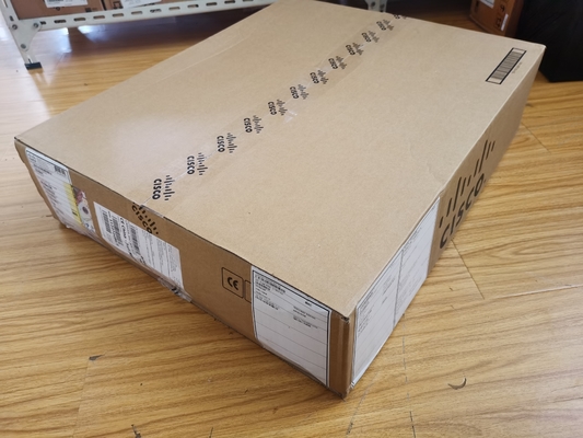 Switch Cisco Catalyst C9500-16X-E a 16 porte 10G con licenza NW Essentials