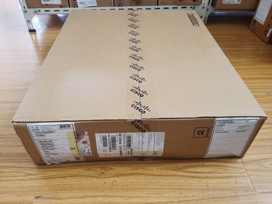 Switch Cisco Catalyst C9500-16X-E a 16 porte 10G con licenza NW Essentials
