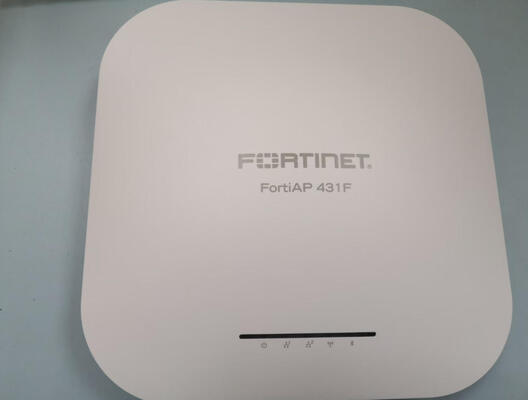 FAP-431F-E FortiAP-431F Wireless FortiAP per interni - Tri radio (2x 802.11 a/b/g/n/ac/ax, 4x4 MIMO e 1x 802.11 a/b/g/n/ac Wave 2, 2x2 MU-MIMO), antenne interne, 1x 100/1000/2500 Base-T RJ45, 1x 10/10